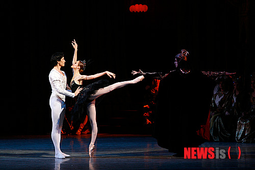 【서울=뉴시스】이예슬 기자 = 클래식 발레의 대명사 '백조의 호수'에게 오늘날의 유명세를 안긴 마린스키 발레단이 11~13일 세종문화회관 대극장에서 공연한다.&nbsp; '키로프'라는 이름으로 더 잘 알려진 마린스키발레단은 볼쇼이 발레단과 함께 러시아 발레의 양대 산맥으로 불린다. 마리우스 프티파가 안무한 '잠자는 숲속의 미녀', '백조의 호수', '호두까기 인형' 등 차이콥스키의 3대 걸작을 무대에 올려 19세기를 러시아 로맨티시즘의 전성기로 만들었다.&nbsp; 1877년 볼쇼이 극장에서 초연된 '백조의 호수'는 평단과 관객들에게 혹평을 받아 실패한 이후 1895년 마린스키 극장에서 다시 태어났다. 순수성의 극치인 백조 '오데트'와 관능의 상징인 흑조 '오딜'을 한 명의 발레리나가 소화하도록 한 최초의 레퍼토리다. 발레의 상징이 된 발레의상 '튀튀'도 이 버전에서 처음 등장했다.&nbsp; 9일 서울 정동 러시아 대사관에서 열린 기자간담회에서 마린스키발레단 유리 파테예프 예술감독은 "오늘날 공연되는 거의 모든 '백조의 호수'가 마리우스 프티파 안무와 차이콥스키 음악을 기반으로 한 마린스키 버전과 연관이 있다고 생각한다"며 "마린스키의 입장에서는 '백조의 호수'가 상연되고 있다는 것 자체가 의미있는 일"이라고 밝혔다.&nbsp; "한국 관객은 클래식 발레를 매우 잘 알고 있기 때문에 시험대에 오르는 기분"이라면서도 "시험을 잘 치룰 수 있을 것"이라고 자신했다.&nbsp; "세 팀 모두 각자의 개성이 뚜렷해 다른 해석의 공연을 볼 수 있을 것"이라며 "마린스키발레단이 다른 발레단과 다른 점은 솔리스트, 드미 솔리스트, 코르 드 발레 등 모든 무용수가 마린스키극장의 주역과 비슷한 실력을 가지고 있다는 것"이라고 말했다.&nbsp; 이번 한국공연에서는 지난해 마린스키에 입단한 발레리노 김기민(20)이 '지그프리트 왕자'로 무대에 오른다. 입단 두 달 째인 올해 초 '해적'과 '돈키호테'의 주역으로 데뷔했다. 역시 올초 러시아 페름 국제발레콩쿠르 '그랑프리'와 유스아메리카 그랑프리 '대상'을 차지하면서 주목받고 있다. 2년 전 국립발레단에서 볼쇼이발레단의 유리 그리가로비치 버전 '백조의 호수'에서 주역을 맡기도 했다.&nbsp; 김기민은 "마린스키는 발레를 시작할 당시부터 꿈꿨던 무대였기에 이 무대에 주역으로 선다는 것에 대해 영광스럽게 생각한다"며 "이번 공연은 첫 내한공연이다 보니 좋은 모습을 보여주겠다는 부담감 때문에 러시아에서보다 더 긴장이 된다"고 털어놓았다.&nbsp; "제목에 '백조'라는 단어가 들어가는 것처럼 '백조의 호수'는 여성 무용수가 가장 중요하다고 생각한다"며 "백조가 화려하고 아름답게 보이도록 뒷받침을 하면서 '지그프리트 왕자'의 색깔도 드러낼 수 있게 노력하겠다"고 다짐했다.&nbsp; 한편 이번 공연은 러시아 황실 오페라 오케스트라로 이름을 알린 마린스키 오케스트라와 함께 한다. 환상의 호흡을 자랑하는 마린스키발레단과 오케스트라의 협업이 관객들의 눈과 귀를 동시에 만족시킬 수 있을 것으로 기대된다.&nbsp; 11일 옥사나 시코릭(23)과 블라디미르 쉬클리야로프(27), 12일 울리아나 로파트키나(39)와 다닐 코르순체프(39), 13일 올레샤 노비코바(27)와 김기민이 각각 '오데트·오딜'과 '지그프리트'로 활약한다.&nbsp;&nbsp; ashley85@newsis.com