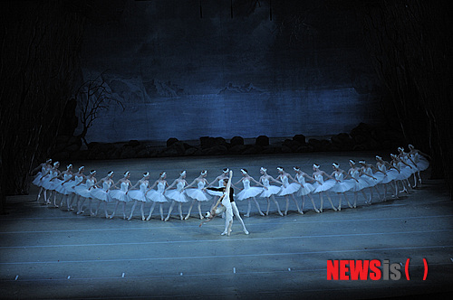 【서울=뉴시스】이예슬 기자 = 클래식 발레의 대명사 '백조의 호수'에게 오늘날의 유명세를 안긴 마린스키 발레단이 11~13일 세종문화회관 대극장에서 공연한다.&nbsp; '키로프'라는 이름으로 더 잘 알려진 마린스키발레단은 볼쇼이 발레단과 함께 러시아 발레의 양대 산맥으로 불린다. 마리우스 프티파가 안무한 '잠자는 숲속의 미녀', '백조의 호수', '호두까기 인형' 등 차이콥스키의 3대 걸작을 무대에 올려 19세기를 러시아 로맨티시즘의 전성기로 만들었다.&nbsp; 1877년 볼쇼이 극장에서 초연된 '백조의 호수'는 평단과 관객들에게 혹평을 받아 실패한 이후 1895년 마린스키 극장에서 다시 태어났다. 순수성의 극치인 백조 '오데트'와 관능의 상징인 흑조 '오딜'을 한 명의 발레리나가 소화하도록 한 최초의 레퍼토리다. 발레의 상징이 된 발레의상 '튀튀'도 이 버전에서 처음 등장했다.&nbsp; 9일 서울 정동 러시아 대사관에서 열린 기자간담회에서 마린스키발레단 유리 파테예프 예술감독은 "오늘날 공연되는 거의 모든 '백조의 호수'가 마리우스 프티파 안무와 차이콥스키 음악을 기반으로 한 마린스키 버전과 연관이 있다고 생각한다"며 "마린스키의 입장에서는 '백조의 호수'가 상연되고 있다는 것 자체가 의미있는 일"이라고 밝혔다.&nbsp; "한국 관객은 클래식 발레를 매우 잘 알고 있기 때문에 시험대에 오르는 기분"이라면서도 "시험을 잘 치룰 수 있을 것"이라고 자신했다.&nbsp; "세 팀 모두 각자의 개성이 뚜렷해 다른 해석의 공연을 볼 수 있을 것"이라며 "마린스키발레단이 다른 발레단과 다른 점은 솔리스트, 드미 솔리스트, 코르 드 발레 등 모든 무용수가 마린스키극장의 주역과 비슷한 실력을 가지고 있다는 것"이라고 말했다.&nbsp; 이번 한국공연에서는 지난해 마린스키에 입단한 발레리노 김기민(20)이 '지그프리트 왕자'로 무대에 오른다. 입단 두 달 째인 올해 초 '해적'과 '돈키호테'의 주역으로 데뷔했다. 역시 올초 러시아 페름 국제발레콩쿠르 '그랑프리'와 유스아메리카 그랑프리 '대상'을 차지하면서 주목받고 있다. 2년 전 국립발레단에서 볼쇼이발레단의 유리 그리가로비치 버전 '백조의 호수'에서 주역을 맡기도 했다.&nbsp; 김기민은 "마린스키는 발레를 시작할 당시부터 꿈꿨던 무대였기에 이 무대에 주역으로 선다는 것에 대해 영광스럽게 생각한다"며 "이번 공연은 첫 내한공연이다 보니 좋은 모습을 보여주겠다는 부담감 때문에 러시아에서보다 더 긴장이 된다"고 털어놓았다.&nbsp; "제목에 '백조'라는 단어가 들어가는 것처럼 '백조의 호수'는 여성 무용수가 가장 중요하다고 생각한다"며 "백조가 화려하고 아름답게 보이도록 뒷받침을 하면서 '지그프리트 왕자'의 색깔도 드러낼 수 있게 노력하겠다"고 다짐했다.&nbsp; 한편 이번 공연은 러시아 황실 오페라 오케스트라로 이름을 알린 마린스키 오케스트라와 함께 한다. 환상의 호흡을 자랑하는 마린스키발레단과 오케스트라의 협업이 관객들의 눈과 귀를 동시에 만족시킬 수 있을 것으로 기대된다.&nbsp; 11일 옥사나 시코릭(23)과 블라디미르 쉬클리야로프(27), 12일 울리아나 로파트키나(39)와 다닐 코르순체프(39), 13일 올레샤 노비코바(27)와 김기민이 각각 '오데트·오딜'과 '지그프리트'로 활약한다.&nbsp;&nbsp; ashley85@newsis.com