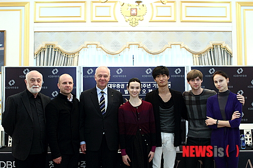 【서울=뉴시스】이예슬 기자 = 클래식 발레의 대명사 '백조의 호수'에게 오늘날의 유명세를 안긴 마린스키 발레단이 11~13일 세종문화회관 대극장에서 공연한다.&nbsp; '키로프'라는 이름으로 더 잘 알려진 마린스키발레단은 볼쇼이 발레단과 함께 러시아 발레의 양대 산맥으로 불린다. 마리우스 프티파가 안무한 '잠자는 숲속의 미녀', '백조의 호수', '호두까기 인형' 등 차이콥스키의 3대 걸작을 무대에 올려 19세기를 러시아 로맨티시즘의 전성기로 만들었다.&nbsp; 1877년 볼쇼이 극장에서 초연된 '백조의 호수'는 평단과 관객들에게 혹평을 받아 실패한 이후 1895년 마린스키 극장에서 다시 태어났다. 순수성의 극치인 백조 '오데트'와 관능의 상징인 흑조 '오딜'을 한 명의 발레리나가 소화하도록 한 최초의 레퍼토리다. 발레의 상징이 된 발레의상 '튀튀'도 이 버전에서 처음 등장했다.&nbsp; 9일 서울 정동 러시아 대사관에서 열린 기자간담회에서 마린스키발레단 유리 파테예프 예술감독은 "오늘날 공연되는 거의 모든 '백조의 호수'가 마리우스 프티파 안무와 차이콥스키 음악을 기반으로 한 마린스키 버전과 연관이 있다고 생각한다"며 "마린스키의 입장에서는 '백조의 호수'가 상연되고 있다는 것 자체가 의미있는 일"이라고 밝혔다.&nbsp; "한국 관객은 클래식 발레를 매우 잘 알고 있기 때문에 시험대에 오르는 기분"이라면서도 "시험을 잘 치룰 수 있을 것"이라고 자신했다.&nbsp; "세 팀 모두 각자의 개성이 뚜렷해 다른 해석의 공연을 볼 수 있을 것"이라며 "마린스키발레단이 다른 발레단과 다른 점은 솔리스트, 드미 솔리스트, 코르 드 발레 등 모든 무용수가 마린스키극장의 주역과 비슷한 실력을 가지고 있다는 것"이라고 말했다.&nbsp; 이번 한국공연에서는 지난해 마린스키에 입단한 발레리노 김기민(20)이 '지그프리트 왕자'로 무대에 오른다. 입단 두 달 째인 올해 초 '해적'과 '돈키호테'의 주역으로 데뷔했다. 역시 올초 러시아 페름 국제발레콩쿠르 '그랑프리'와 유스아메리카 그랑프리 '대상'을 차지하면서 주목받고 있다. 2년 전 국립발레단에서 볼쇼이발레단의 유리 그리가로비치 버전 '백조의 호수'에서 주역을 맡기도 했다.&nbsp; 김기민은 "마린스키는 발레를 시작할 당시부터 꿈꿨던 무대였기에 이 무대에 주역으로 선다는 것에 대해 영광스럽게 생각한다"며 "이번 공연은 첫 내한공연이다 보니 좋은 모습을 보여주겠다는 부담감 때문에 러시아에서보다 더 긴장이 된다"고 털어놓았다.&nbsp; "제목에 '백조'라는 단어가 들어가는 것처럼 '백조의 호수'는 여성 무용수가 가장 중요하다고 생각한다"며 "백조가 화려하고 아름답게 보이도록 뒷받침을 하면서 '지그프리트 왕자'의 색깔도 드러낼 수 있게 노력하겠다"고 다짐했다.&nbsp; 한편 이번 공연은 러시아 황실 오페라 오케스트라로 이름을 알린 마린스키 오케스트라와 함께 한다. 환상의 호흡을 자랑하는 마린스키발레단과 오케스트라의 협업이 관객들의 눈과 귀를 동시에 만족시킬 수 있을 것으로 기대된다.&nbsp; 11일 옥사나 시코릭(23)과 블라디미르 쉬클리야로프(27), 12일 울리아나 로파트키나(39)와 다닐 코르순체프(39), 13일 올레샤 노비코바(27)와 김기민이 각각 '오데트·오딜'과 '지그프리트'로 활약한다.&nbsp;&nbsp; ashley85@newsis.com