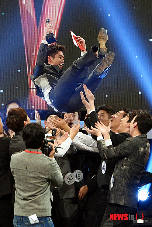 【서울=뉴시스】강진형 기자 = 9일 저녁 서울 마포구 상암동 SBS 프리즘타워에서 열린 '2012 SBS 슈퍼모델 선발대회 본선무대'에서 참가번호 5번 김경원이 대상을 차지한 뒤 동료들에게 축하를 받고 있다.&nbsp; marrymero@newsis.com