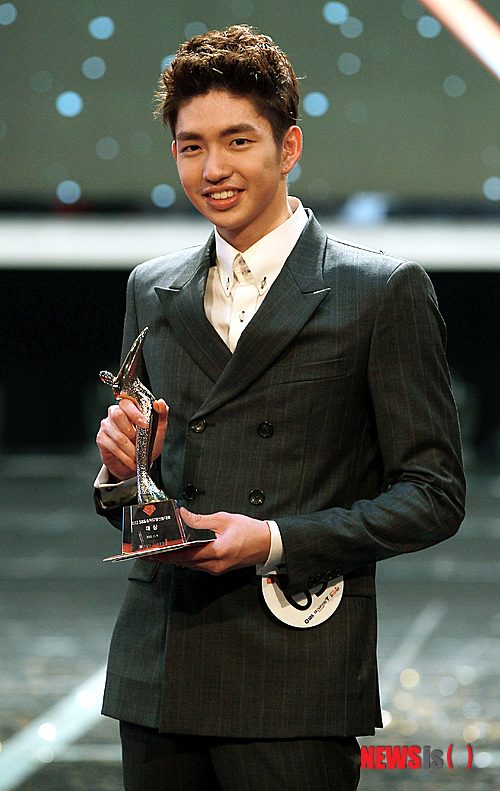 【서울=뉴시스】강진형 기자 = 9일 저녁 서울 마포구 상암동 SBS 프리즘타워에서 열린 '2012 SBS 슈퍼모델 선발대회 본선무대'에서 대상을 차지한 기호5번 김경원이 트로피를 들고 사진촬영을 하고 있다.&nbsp; marrymero@newsis.com