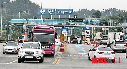 【증평=뉴시스】강신욱 기자 = 12일 충북 증평군청 소회의실에서 증평지역 사회단체 대표들이 모여 중부고속도로 증평나들목 명칭 변경을 반대하는 민간 협의체를 결성하기로 했다. 사진은 중부고속도로 증평나들목. ksw64@newsis.com