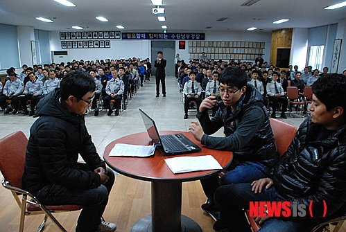 【수원=뉴시스】김도란 기자 = 12일 경기 수원남부경찰서 소속 경찰관들이 민원인의 입장에서 불친절, 인권무시 사례를 경험해보는 역할극을 통해 인권의식 등을 배우는 직장교육을 진행하고 있다.&nbsp; dorankim@newsis.com