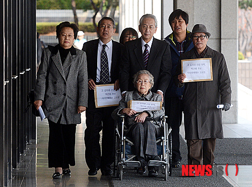 【서울=뉴시스】최동준 기자 = 부일장학회 故 김지태 선생 유족이 새누리당 박근혜 후보의 사자명예훼손 고소를 위해 12일 오후 서울 서초동 중앙지검 민원실로 들어서고 있다. 유족들은 지난 박 후보의 정수장학회 관련 기자회견 내용 중 선친에 대한 심각한 명예훼손 부분이 있어 고소장을 제출 했다고 밝혔다. photocdj@newsis.com
