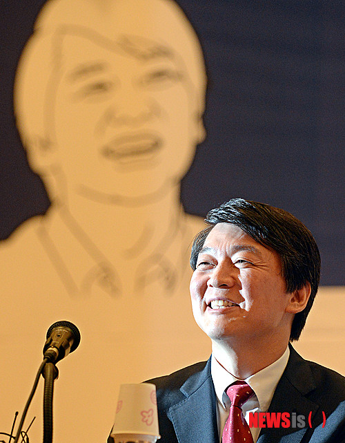 【서울=뉴시스】박동욱 기자 = 안철수 무소속 대통령 후보가 13일 오전 서울 영등포구 여의도동 중소기업중앙회관에서 열린 초청 간담회에 참석해 미소를 짓고 있다. fufus@newsis.com