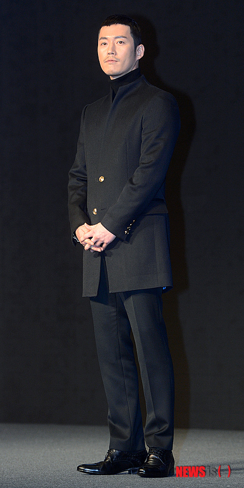 【서울=뉴시스】최동준 기자 = 13일 오후 서울 역삼동 리츠칼튼 호텔에서 열린 KBS 2TV 수목드라마 '아이리스2' 제작발표회에서 배우 장혁이 포즈를 취하고 있다.&nbsp; photocdj@newsis.com