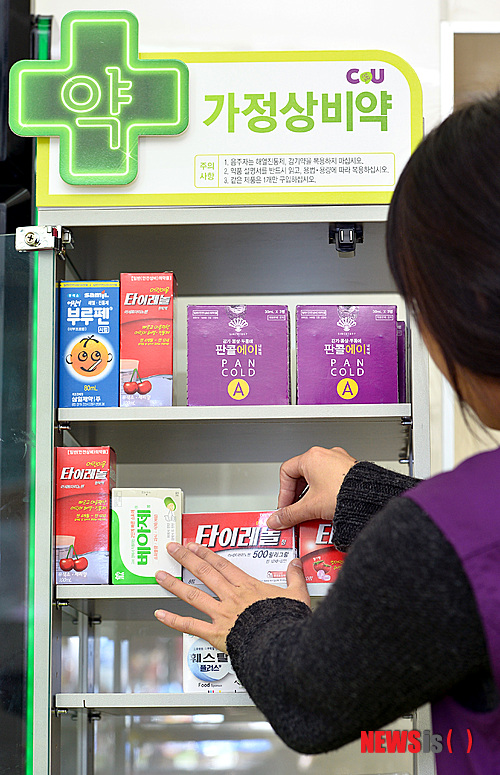 【서울=뉴시스】강진형 기자 = 가정상비의약품 편의점 판매를 하루 앞둔 14일 오후 서울 종로구 한 편의점에서 직원이 판매대에 의약품을 진열하고 있다. 안전상비의약품은 오남용 방지를 위해 1회 1일분만 판매되고 만 12세 미만 또는 초등학생은 구입할 수 없다. marrymero@newsis.com