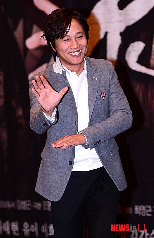 【서울=뉴시스】전신 기자 = 배우 차태현이 14일 오후 서울 여의도 콘래드호텔에서 열린 KBS 드라마 '전우치' 제작발표회에서 포즈를 취하고 있다.&nbsp; photo1006@newsis.com