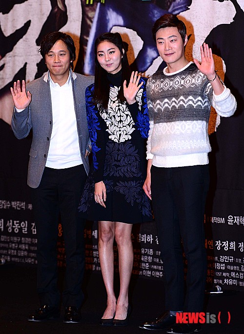 【서울=뉴시스】전신 기자 = 배우 차태현(왼쪽부터)과 유이, 이희준이 14일 오후 서울 여의도 콘래드호텔에서 열린 KBS 드라마 '전우치' 제작발표회에서 포즈를 취하고 있다.&nbsp; photo1006@newsis.com