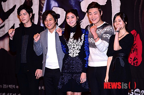 【서울=뉴시스】전신 기자 = 14일 오후 서울 여의도 콘래드호텔에서 열린 KBS 드라마 '전우치' 제작발표회에서 출연 배우들이 포즈를 취하고 있다.&nbsp; photo1006@newsis.com