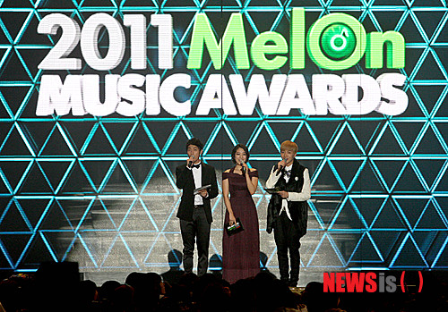 【서울=뉴시스】이재훈 기자 = 디지털 음악 시상식인 '2012 멜론 뮤직 어워드'(MMA; MelOn Music Awards)가 12월14일 서울 올림픽공원 체조경기장에서 열린다.&nbsp; '멜론 뮤직 어워드 톱10'을 비롯해 아티스트상, 앨범상, 글로벌 아티스트상 등 주요상 5개 부문과 인기상, 뮤직 스타일상, 특별상 등 총 16개 상을 시상한다. 뮤직스타일상 팝 부문이 추가됐다.&nbsp; 각 부문에는 멜론 이용자 투표 결과 20%를 반영한다. 글로벌 아티스트상 선정에는 유튜브 조회수 등이 포함된다.&nbsp; '멜론 뮤직 어워드 톱10'을 뽑기 위한 온라인 1차 투표는 28일까지 계속된다. 지난해 11월24일부터 행사 전까지 발표된 국내 음원이 대상이다. 다운로드 횟수(60%), 스트리밍 횟수(40%) 기준 상위 30개팀이 대상이다.&nbsp; 음원사이트 멜론을 운영하는 로엔엔터테인먼트(대표 신원수)와 MBC플러스미디어(대표 이응주·안우정)가 주최한다. 시상식은 MBC뮤직, MBC에브리원 등 케이블채널과 영상사이트 유튜브를 통해 생중계된다.&nbsp; realpaper7@newsis.com 