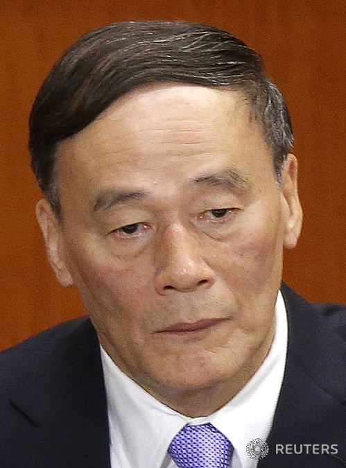 【베이징=로이터/뉴시스】중국 정치국 상무위원회 위원으로 선출된 왕치산(王岐山) 국무원 부총리가 지난 8일(현지시간) 베이징에 있는 인민대회당에서 열린 18차 전국대표대회(당 대회)에 참석하고 있다.