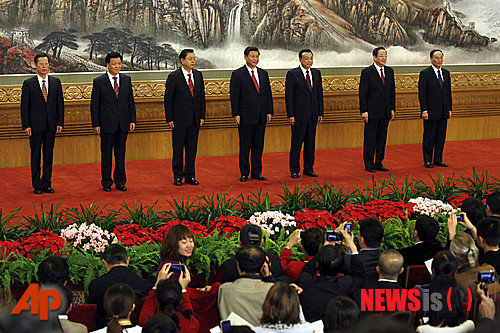 중국 제18차 당 대회 후 소집된 1중전회에서 정치국 상무위원으로 뽑힌 장가오리(張高麗), 류윈산(劉雲山), 장더장(張德江), 시진핑(習近平), 리커창(李克强), 위정성(兪正聲), 왕치산(王岐山)이 2012년 11월15일 베이징 인민대회당에서 기자회견을 하고 있다.