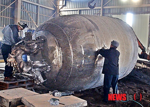 【진천=뉴시스】강신욱 기자 = 15일 충북 진천군 덕산면 범종 제작업체인 성종사에서 대만 최대 사찰인 불광산사 범종을 제작하고 있다. (사진=성종사 제공) photo@newsis.com