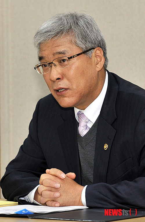 【서울=뉴시스】조수정 기자 = 이기환 소방방재청장이 15일 경기 용인시 지곡동 한국소방산업기술원에서 업무보고를 받고 있다. (사진=소방방재청 제공) photo@newsis.com