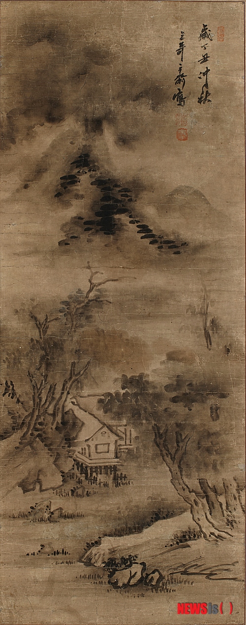 【서울=뉴시스】유상우 기자 = 조선 후기 대표적인 화가 최북(1712~1786?)의 일생을 전하는 기록은 거의 없다. 그의 그림을 높이 평가한 문인들의 문집에 조금씩 남아있을 뿐이다. 최북은 술을 좋아하고 자기 눈을 스스로 찔러 애꾸가 됐고 금강산 구룡연에 갑자기 뛰어드는 등 기이한 행적으로 '조선의 반 고흐'라 불리기도 했다. 광기 어린 화가로 알려진 그는 그림을 매우 잘 그려 쏟아지는 주문에 시달렸지만 말년에 매우 가난하게 생활했다고 전해지기도 한다. 30대 중반인 1748년, 일본에 통신사 수행화원으로 파견됐을 때 일본인들이 그의 그림을 얻고자 몰려들었다는 기록도 있다. '거기재(居其齋)'라 쓰인 그림 대부분을 그때 그렸다. 국립중앙박물관이 최북 탄생 300주년을 기념한 전시를 마련했다. 20일부터 내년 1월20일까지 서화관 회화실에서 그의 삶과 예술세계를 조명한다. 산수화, 화조영모화, 인물화 등 16건 23점을 선보인다. 봄·여름·가을·겨울의 경치를 8개 화면에 담는 '사시팔경도(四時八景圖), 매화나무 아래 장끼와 까투리가 있는 '매하쌍치도(梅下雙雉圖), 비가 내린 후 날이 흐려 어둡고 안개가 자욱한 경치를 연상시키는 '산수도(山水圖), 나뭇가지에 앉아 토끼를 노리는 매를 그린 '호취응토도(豪鷲凝兎圖)' 등을 볼 수 있다. 국립전주박물관에서 지난 5~6월 개최한 특별전의 서울 순회전이지만 국립중앙박물관 소장품을 중심으로 새롭게 꾸민다. 최북은 무와 가지, 배추 등 서양의 정물화와 비슷한 그림도 그렸다. '제가화첩(諸家畵帖)'과 '탁영서첩(濯纓書帖)' 등 전주박물관 특별전에서 처음으로 선보인 작품도 다시 만날 수 있다. 국립중앙박물관은 "산수화와 영모화에 뛰어나 '최산수' '최메추라기'로 불린 그의 명성을 확인해 볼 수 있을 것"이라고 전했다. 한편, 올해 들어 세 번째로 중앙박물관 회화실 전시품이 전면 교체돼 새롭게 선보인다. 신명연(1808~?)과 심사정(1707~1769)의 화훼도에서는 국화와 메뚜기가 그려져 가을의 정취를 느낄 수 있다. 이정(1554~1626)과 조희룡(1789~1866)의 대나무 그림도 선보인다. 5만원 신권 지폐의 배경그림으로 채택된 어몽룡(1566~1617)의 '월매도(月梅圖)', 겨울철 눈 쌓인 소나무의 모습을 담은 이인상(1710~1760)의 '설송도(雪松圖)', 개인소장 심사정의 '전가락사(田家樂事)' 등도 주목된다. 이 작품들은 내년 2월17일까지 전시된다. swryu@newsis.com