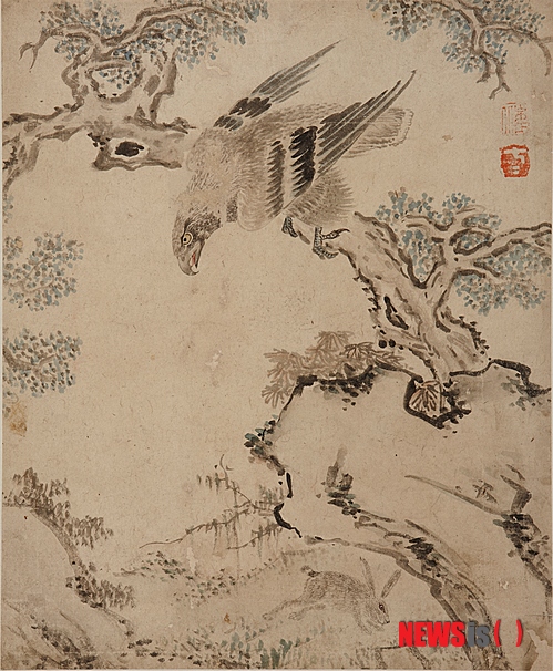 【서울=뉴시스】유상우 기자 = 조선 후기 대표적인 화가 최북(1712~1786?)의 일생을 전하는 기록은 거의 없다. 그의 그림을 높이 평가한 문인들의 문집에 조금씩 남아있을 뿐이다. 최북은 술을 좋아하고 자기 눈을 스스로 찔러 애꾸가 됐고 금강산 구룡연에 갑자기 뛰어드는 등 기이한 행적으로 '조선의 반 고흐'라 불리기도 했다. 광기 어린 화가로 알려진 그는 그림을 매우 잘 그려 쏟아지는 주문에 시달렸지만 말년에 매우 가난하게 생활했다고 전해지기도 한다. 30대 중반인 1748년, 일본에 통신사 수행화원으로 파견됐을 때 일본인들이 그의 그림을 얻고자 몰려들었다는 기록도 있다. '거기재(居其齋)'라 쓰인 그림 대부분을 그때 그렸다. 국립중앙박물관이 최북 탄생 300주년을 기념한 전시를 마련했다. 20일부터 내년 1월20일까지 서화관 회화실에서 그의 삶과 예술세계를 조명한다. 산수화, 화조영모화, 인물화 등 16건 23점을 선보인다. 봄·여름·가을·겨울의 경치를 8개 화면에 담는 '사시팔경도(四時八景圖), 매화나무 아래 장끼와 까투리가 있는 '매하쌍치도(梅下雙雉圖), 비가 내린 후 날이 흐려 어둡고 안개가 자욱한 경치를 연상시키는 '산수도(山水圖), 나뭇가지에 앉아 토끼를 노리는 매를 그린 '호취응토도(豪鷲凝兎圖)' 등을 볼 수 있다. 국립전주박물관에서 지난 5~6월 개최한 특별전의 서울 순회전이지만 국립중앙박물관 소장품을 중심으로 새롭게 꾸민다. 최북은 무와 가지, 배추 등 서양의 정물화와 비슷한 그림도 그렸다. '제가화첩(諸家畵帖)'과 '탁영서첩(濯纓書帖)' 등 전주박물관 특별전에서 처음으로 선보인 작품도 다시 만날 수 있다. 국립중앙박물관은 "산수화와 영모화에 뛰어나 '최산수' '최메추라기'로 불린 그의 명성을 확인해 볼 수 있을 것"이라고 전했다. 한편, 올해 들어 세 번째로 중앙박물관 회화실 전시품이 전면 교체돼 새롭게 선보인다. 신명연(1808~?)과 심사정(1707~1769)의 화훼도에서는 국화와 메뚜기가 그려져 가을의 정취를 느낄 수 있다. 이정(1554~1626)과 조희룡(1789~1866)의 대나무 그림도 선보인다. 5만원 신권 지폐의 배경그림으로 채택된 어몽룡(1566~1617)의 '월매도(月梅圖)', 겨울철 눈 쌓인 소나무의 모습을 담은 이인상(1710~1760)의 '설송도(雪松圖)', 개인소장 심사정의 '전가락사(田家樂事)' 등도 주목된다. 이 작품들은 내년 2월17일까지 전시된다. swryu@newsis.com
