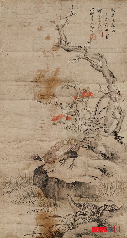 【서울=뉴시스】유상우 기자 = 조선 후기 대표적인 화가 최북(1712~1786?)의 일생을 전하는 기록은 거의 없다. 그의 그림을 높이 평가한 문인들의 문집에 조금씩 남아있을 뿐이다. 최북은 술을 좋아하고 자기 눈을 스스로 찔러 애꾸가 됐고 금강산 구룡연에 갑자기 뛰어드는 등 기이한 행적으로 '조선의 반 고흐'라 불리기도 했다. 광기 어린 화가로 알려진 그는 그림을 매우 잘 그려 쏟아지는 주문에 시달렸지만 말년에 매우 가난하게 생활했다고 전해지기도 한다. 30대 중반인 1748년, 일본에 통신사 수행화원으로 파견됐을 때 일본인들이 그의 그림을 얻고자 몰려들었다는 기록도 있다. '거기재(居其齋)'라 쓰인 그림 대부분을 그때 그렸다. 국립중앙박물관이 최북 탄생 300주년을 기념한 전시를 마련했다. 20일부터 내년 1월20일까지 서화관 회화실에서 그의 삶과 예술세계를 조명한다. 산수화, 화조영모화, 인물화 등 16건 23점을 선보인다. 봄·여름·가을·겨울의 경치를 8개 화면에 담는 '사시팔경도(四時八景圖), 매화나무 아래 장끼와 까투리가 있는 '매하쌍치도(梅下雙雉圖), 비가 내린 후 날이 흐려 어둡고 안개가 자욱한 경치를 연상시키는 '산수도(山水圖), 나뭇가지에 앉아 토끼를 노리는 매를 그린 '호취응토도(豪鷲凝兎圖)' 등을 볼 수 있다. 국립전주박물관에서 지난 5~6월 개최한 특별전의 서울 순회전이지만 국립중앙박물관 소장품을 중심으로 새롭게 꾸민다. 최북은 무와 가지, 배추 등 서양의 정물화와 비슷한 그림도 그렸다. '제가화첩(諸家畵帖)'과 '탁영서첩(濯纓書帖)' 등 전주박물관 특별전에서 처음으로 선보인 작품도 다시 만날 수 있다. 국립중앙박물관은 "산수화와 영모화에 뛰어나 '최산수' '최메추라기'로 불린 그의 명성을 확인해 볼 수 있을 것"이라고 전했다. 한편, 올해 들어 세 번째로 중앙박물관 회화실 전시품이 전면 교체돼 새롭게 선보인다. 신명연(1808~?)과 심사정(1707~1769)의 화훼도에서는 국화와 메뚜기가 그려져 가을의 정취를 느낄 수 있다. 이정(1554~1626)과 조희룡(1789~1866)의 대나무 그림도 선보인다. 5만원 신권 지폐의 배경그림으로 채택된 어몽룡(1566~1617)의 '월매도(月梅圖)', 겨울철 눈 쌓인 소나무의 모습을 담은 이인상(1710~1760)의 '설송도(雪松圖)', 개인소장 심사정의 '전가락사(田家樂事)' 등도 주목된다. 이 작품들은 내년 2월17일까지 전시된다. swryu@newsis.com