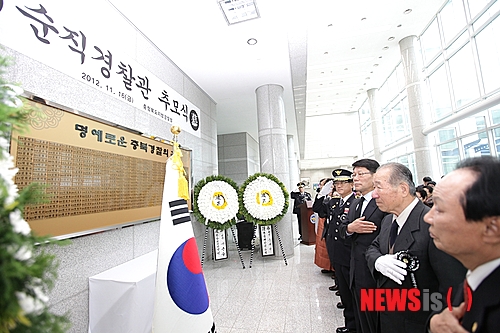 【청주=뉴시스】엄기찬 기자 = 충북경찰청은 16일 오후 청사 로비 추모공간에서 구은수 청장과 순직경찰관 유가족, 직원 등 200여 명이 참석한 가운데 '순직경찰 추모식'을 했다. (사진=충북경찰청 제공)&nbsp; photo@newsis.com