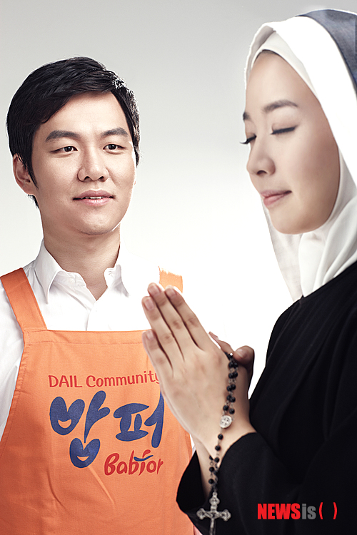 【서울=뉴시스】이재훈 기자 = "(김)현식이랑은 어린 시절에 만났죠. 청소년 시절에 현식이는 윤형주 같은 미성, 저는 송창식 같은 저음을 흉내내며 같이 노래도 불렀어요. 현식이가 죽었다는 것은 그가 죽은 후에나 알았죠. 그 당시 한창 청량리에서 밥퍼주는 일을 하고 있었거든요."&nbsp; 서울시뮤지컬단이 12월 18~29일 세종문화회관 대극장에서 선보이는 송년 뮤지컬 '밥 짓는 시인 퍼주는 사랑'은 '밥퍼' 최일도(55) 목사의 동명 에세이집이 바탕이다.&nbsp; realpaper7@newsis.com 