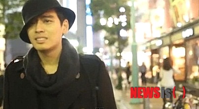 【서울=뉴시스】이재훈 기자 = 엠넷 '슈퍼스타K 4' 출신 김민준(29)이 데뷔했다.&nbsp; 김민준은 19일 음원사이트에 자신이 작사·작곡한 디지털 싱글 '유 메이크 미 스마일(You make me smile)'을 공개했다.&nbsp; 어쿠스틱 사운드에 미성이 조화를 이룬 곡이다.&nbsp; 김민준은 당분간 방송 활동보다는 길거리 공연에 치중할 계획이다.&nbsp; 앞서 김민준은 '슈퍼스타K4' 생방송 전 단계인 '슈퍼위크'에 진출했다가 탈락했다. 방송 당시 뚜렷한 이목구비와 사망한 여자친구의 사연 등으로 관심을 끌었으나 과거 촬영한 노출 영상이 인터넷에 떠돌면서 구설에 오른 바 있다.&nbsp; realpaper7@newsis.com 