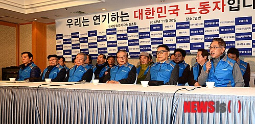 【서울=뉴시스】박종민 기자 = 배우 김영철(오른쪽)씨가 지난 2012년 11월20일 오후 서울 여의도 한 식당에서 열린 한국방송연기자노동조합 긴급 기자회견에 참석, 자신의 입장을 밝히고 있다. jmc@newsis.com