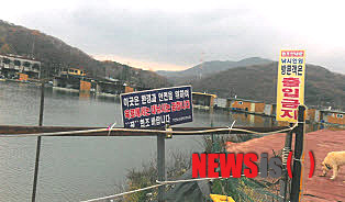 양주 주민 "기산저수지 낚시터 폐쇄 관광지로" 요구&nbsp; 【양주=뉴시스】이종구 기자 = 경기 양주시 기산리 주민들이 현재 낚시터로 운영 중인 기산저수지를 체험 관광명소로 조성해줄 것을 요구하고 나섰다. 