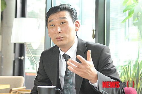 【전북=뉴시스】심회무 기자 = 최근 2000대 판매 기록으로 기아자동차 본사로부터 표창을 받은 정태삼 전주지점 영업부장이 21일 뉴시스와 만나 영업의 비밀을 이야기 하고 있다.&nbsp; shim21@newsis.com