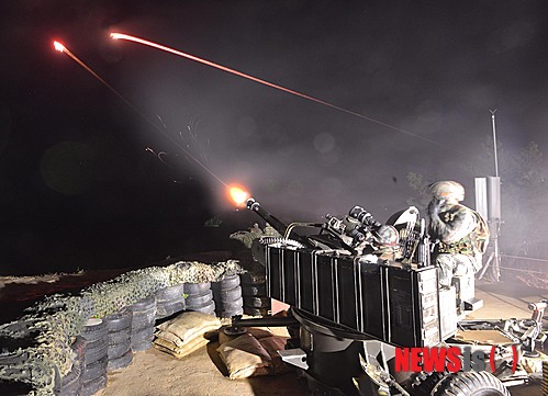 【연평도=뉴시스】박종민 기자 = 연평도 포격 도발 2주기를 나흘 앞둔 19일 인천시 옹진군 연평도 해안에서 해병대원들이 야간 사격 훈련을 하고 있다.&nbsp; jmc@newsis.com 