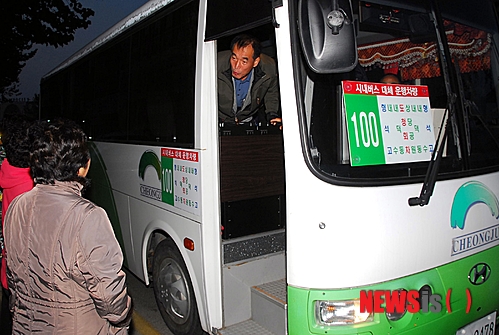 【청주=뉴시스】엄기찬 기자 = 버스 업계가 무기한 파업에 들어간 22일 오전 충북 청주시 상당구 북문로2가 청주상공회의소 앞 버스 정류장에서 승객들이 임시로 마련된 버스가 멈춰서자 운행 노선을 묻고 있다. 충청북도 버스운송조합은 이날 오전 7시30분부터 도내 모든 노선의 버스 운행을 정상화하기로 했다.&nbsp; dotor0110@newsis.com 