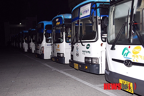 【청주=뉴시스】엄기찬 기자 = 버스 업계가 무기한 파업에 들어간 22일 오전 충북 청주시 상당구 용정동 동부종점 차고지에 시내버스들이 멈춰서 있다. 충청북도 버스운송조합은 이날 오전 7시30분부터 도내 모든 노선의 버스 운행을 정상화하기로 했다.&nbsp; dotor0110@newsis.com 