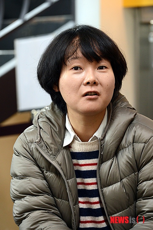 【서울=뉴시스】유상우 기자 = 2012년 '올해의 여성문화인상' 수상자로 KBS 2TV '개그콘서트'의 연출자 서수민 PD가 선정됐다. 심사위원회는 "방송 분야 예능 프로듀서로서는 드문 여성 PD이자 '개그콘서트'의 수장인 서수민씨는 여성 특유의 섬세함으로 개그맨들의 특징과 개성을 살리며 대한민국 코미디 장르의 부활과 대중문화 발전에 이바지했다"고 평했다. "외모지상주의, 성별 고정관념 등 사회적 이슈를 개그 소재로 다뤄 대중적인 공감을 얻어냈다. 또 개그우먼의 능동적이고 주체적인 캐릭터를 개발해 여성개그맨의 활약을 지원하는 등 문화분야 여성리더십의 새로운 전형을 제시했다"고 밝혔다. '여성문화예술인 후원상'은 일상에서 일어나는 여성에 대한 폭력의 현실을 알리고 피해자의 생존과 치유를 지지하는 문화를 확산하고자 '여성인권영화제 피움'을 2006년부터 주최해온 한국여성의전화(공동대표 정춘숙·강은숙)에게 돌아갔다. 문화계에서 활발한 활동이 기대되는 여성에게 주는 '신진 여성문화인상'은 연출가 김영순, 최연소 해녀 김재연, 가야금 연주자 정민아, 영화감독 정연경, 무용가 홍세희씨 등 5명이 차지했다. '문화예술특별상 을주상'은 대한민국 여성축제와 안티미스코리아 페스티벌 등 여성주의 문화기획을 활발하게 실천해온 이프토피아와 탈북 문화예술인들이 모여 문화예술교육과 공연 등을 벌이는 평양예술단의 몫이다. 올해 신설된 '청강문화상'은 앱북 '고양이달'을 제작한 아띠봄이 받았다. 시상식은 28일 오후 4시 이화여대 ECC 이삼봉홀에서 열린다. swryu@newsis.com