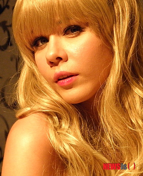 【서울=뉴시스】이재훈 기자 = 성인연극 '교수와 여제자3-나타샤의 귀환'은 민망하다. 두 여배우가 전라로 출연하기 때문에 그렇고, 작품성을 운운하는 것이 멋쩍어서 또 그렇다. realpaper7@newsis.com