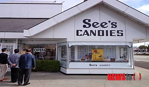 【서울=뉴시스】미국 샌프란시스코 씨즈캔디 공장에 있는 현대식 매장.