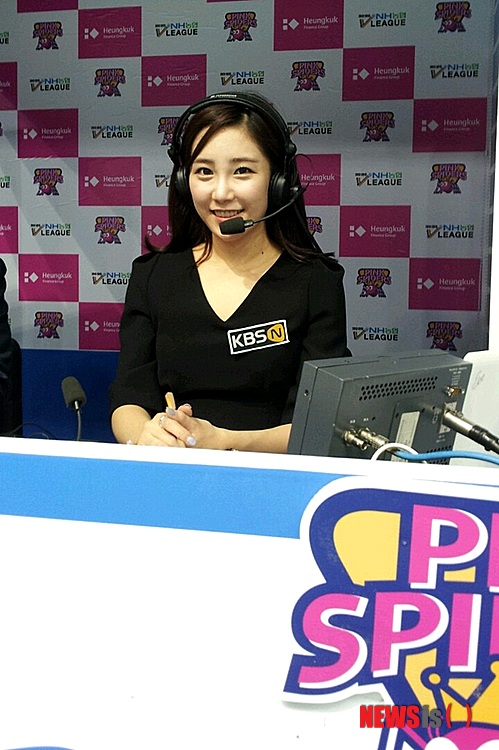 【서울=뉴시스】김정환 기자 = '야구여신' 최희(26) 아나운서가 배구 중계 캐스터로 변신한다.&nbsp; 스포츠 전문채널 KBS N 스포츠는 2012-13 시즌 NH농협 V-리그 프로배구 여자부 중계 캐스터로 최희를 새로 발탁했다.&nbsp; 최희는 2010년 KBS N 입사 이래 프로야구, 프로배구 등 스포츠 현장 곳곳을 누비며 남성 시청자들의 인기를 한 몸에 받았다.&nbsp; 특히 야구 매거진 '아이러브 베이스볼' MC를 맡으면서 인정 받은 진행 능력과 'V-스테이션', '스페셜 V' 등 배구 프로그램 진행을 통해 전문가 못지 않은 배구 지식을 보여준 점이 이번 중계 캐스터 발탁의 계기가 됐다.&nbsp; KBS N은 "여자 아나운서가 V-리그 정규시즌 중계 캐스터로 나선 전례가 없었던 만큼, 배구 팬들의 반향 또한 클 것"이라고 기대했다.&nbsp; 최희는"예전에 배구 현장 리포터로 활동하고, '스페셜 V' 진행을 맡으면서 배구의 매력에 흠뻑 빠졌다"며 "여자배구 캐스터로서의 새로운 모습 기대해도 좋다"고 포부를 밝혔다.&nbsp; 최희는 25일 여자배구 IBK기업은행과 흥국생명의 경기부터 박미희(49) 해설위원과 호흡을 맞춘다.&nbsp; ace@newsis.com
