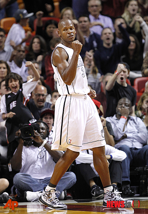 【마이애미=AP/뉴시스】마이애미 히트의 레이 앨런이 25일(한국시간) 플로리다주 마이애미의 아메리칸 에어라인 아레나에서 열린 2012~2013 미국프로농구(NBA) 클리블랜드 캐벌리어스와의 경기에서 경기 종료 18초전 3점포를 터뜨린 뒤 오른 주먹을 불끈 쥐며 기뻐하고 있다.