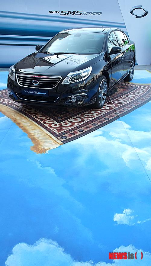 【부산=뉴시스】강재순 기자 = 르노삼성자동차가 23일부터 다음달 16일까지 부산, 청주, 대구, 인천, 광주 지역에서 New SM5 Platinum(플래티넘) 트릭아트 전시행사를 진행한다.&nbsp;&nbsp; 26일 부산 센텀시티에서 진행된 트릭아트 전시행사에 마법의 양탄자를 타고 하늘을 나는 르노삼성자동차 New SM5 Platinum(플래티넘)이 전시돼 있다. (사진=르노삼성차 제공)&nbsp;&nbsp; kjs0105@newsis.com