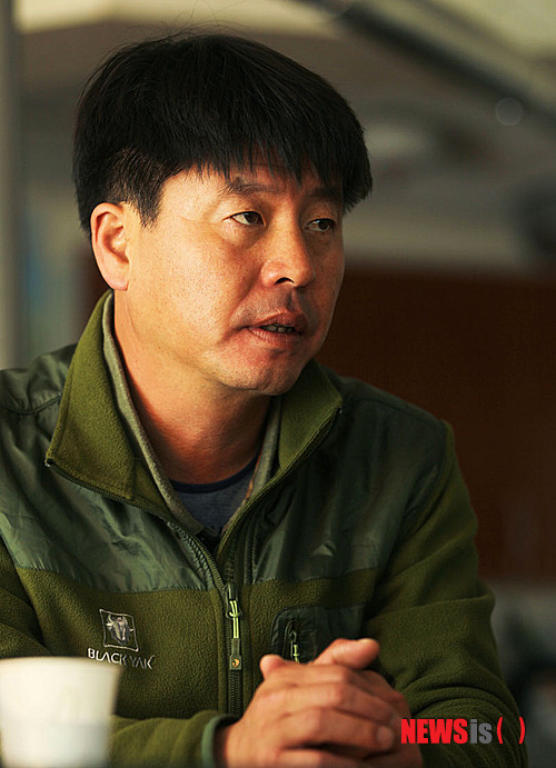 【함양=뉴시스】노상봉 기자 = 26일 경남 함양군체육회 김창한사무차장이 함양 축구발전을 위한 앞으로의 계획을&nbsp; 진지하게 제시하고 있다.&nbsp; nosa@newsis.com