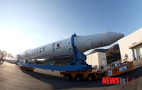 【서울=뉴시스】송윤세 기자 = 교육과학기술부와 한국항공우주연구원은 27일 오전 8시16분부터 나로호를 발사체조립동에서 발사대까지 무진동차량(이송장치, transporter)으로 이동하기 시작했다고 밝혔다. (사진 = 항우연 제공)&nbsp; photo@newsis.com