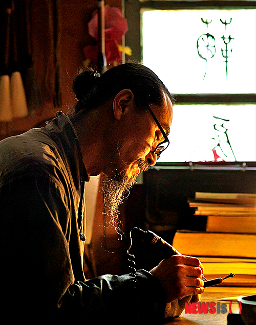 【청주=뉴시스】김기준 기자 = (재)충북도문화재연구원은 '2012 충북 민속문화의 해' 전시 행사로 연 '충북의 명인을 찾아서' 민속 사진 전국 공모전 입선자를 27일 발표했다. 사진은 금상을 차지한 서원겸씨의 작품 '장인 2'.(사진=충북도문화재연구원 제공)&nbsp; photo@newsis.com