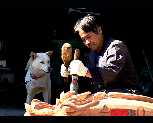 【청주=뉴시스】김기준 기자 = (재)충북도문화재연구원은 '2012 충북 민속문화의 해' 전시 행사로 연 '충북의 명인을 찾아서' 민속 사진 전국 공모전 입선자를 27일 발표했다. 사진은 은상을 차지한 이춘열씨의 작품 '일심'.(사진=충북도문화재연구원 제공)&nbsp; photo@newsis.com