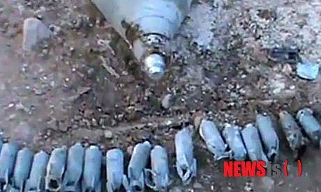 【서울=뉴시스】시리아 반정부 단체가 공개한 사진으로 시리아 정부군이 다마스쿠스 인근 마을 데이르 알-아사피르를 집속탄으로 공격한 후 공개된 집속탄 탄피와 소형 폭탄들의 모습. 시리아 정부군의 집속탄 공격으로 이 마을 어린이 10명이 숨지고 40명이 다쳤다고 영국 일간 가디언이 26일(현지시간) 보도했다. (사진 출처: 가디언 인터넷판)