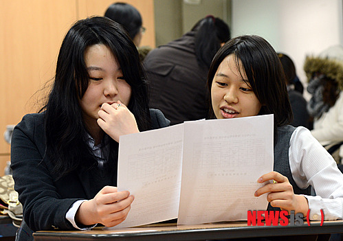 【서울=뉴시스】조수정 기자 = 28일 오전 서울 순화동 이화여자외국어고등학교에서 2013학년도 대입수학능력시험 성적표를 받아들고 가채점 결과와 비교하며 확인하고 있다.&nbsp;&nbsp; chocrystal@newsis.com