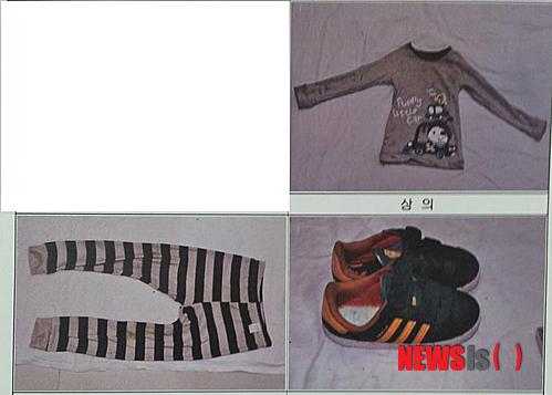 【창원=뉴시스】강승우 기자 = 지난 27일 오후 경남 창원 주남저수지에서 발생한 생후 30개월(경찰 추정) 남아 사망 사건을 수사 중인 경찰은 28일 숨진 아이와 부모 신원을 파악하는데 수사력을 모으고 있다. 사진은 발견 당시 착용했던 숨진 아이의 옷과 신발. ksw@newsis.com