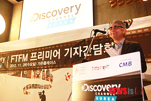 【서울=뉴시스】이예슬 기자 = 세계적인 논픽션 미디어인 디스커버리 채널이 '한국의 미래'를 주제로 제작한 다큐멘터리를 세계에 방송한다.&nbsp; 한류열풍의 본질을 조명하는 '한류우드를 찾아서', 만신 김금화(81)의 이야기를 통해 전통 굿을 보존하려는 노력을 담은 '바다의 만신', 조선왕조 500년 역사를 응축한 궁중 음식을 복원하는 '수라상의 귀환', 한의학과 뷰티산업의 접점을 찾아내는 '새로운 세대의 의학', IT 강국 한국의 현재와 미래를 들여다보는 'IT의 나라'가 각국 시청자들을 찾아간다.&nbsp; 논픽션 감독들이 자국의 문화와 사람들에 대한 이야기를 세계에 알릴 수 있는 기회를 제공하는 디스커버리채널 FTFM(First Time Filmmakers) 프로젝트의 하나다. 호주, 영국, 남아프리카, 독일, 네덜란드, 동남아시아, 중국 등이 이 프로젝트로 재조명됐다.&nbsp; 디스커버리채널과 CMB가 연계했다. 4월부터 예선을 치러 신진 영화감독 5명을 선발했다. 식상한 '관광 한국'의 모습이 아닌 다채로운 '문화 강국'의 잠재력을 30분에 담았다.&nbsp; 디스커버리 네트웍스 아시아태평양 프로덕션 비크람 샤나 부사장은 "다섯편의 에피소드 감동 스토리, 다섯 달에 걸친 보물 같은 여정이었다"며 "다큐 제작과정이 쉽지는 않았기에 한의 정서를 키운 것 같다. 하지만 한을 넘어 정으로 이어지는 느낌을 받았다"고 말했다.&nbsp; "지난 10년 동안 아시아에서 진행한 FTFM 프로젝트 중 최고의 작품인 것 같다"며 "한국의 아름다운 자연, 전통, 문화, 축제, 라이프 스타일, 종교, 방송산업 등을 통해 한국을 알릴 것"이라고 전했다.&nbsp; '한류우드를 찾아서'는 미국에서 자라난 한국계 배우 션 리처드(28)의 감독 데뷔작이다. 한국인 어머니를 둔 그가 찾아낸 '한류열풍의 비밀'을 담았다. 한국 영화, 드라마, 가요의 본질을 감독, 배우, 가수 인터뷰로 알아본다. K팝 아이돌그룹의 탄생과 연습 과정, 한국 TV드라마의 제작과정을 심층 취재하면서 오늘의 한류를 만든 원동력을 파악하고 비판도 했다.&nbsp; 리처드는 "한국 엔터테인먼트 분야에서 활동하는 사람으로서 많은 외국 팬들이 한국의 콘텐츠에 흥미를 가지는 이유가 궁금했다"며 "다큐멘터리는 이런 질문을 해결해주는 통로가 됐다"고 밝혔다. "그룹 '슈퍼주니어'의 최시원, 탤런트 한채영, 가수 윤미래와 타이거JK 등 많은 연예인들이 이러한 궁금증에 답해줬다."&nbsp; '바다의 만신'은 지난 6월 중요무형문화재 김금화 만신이 서해안 배연신굿을 보존하기 위해 노력하는 과정을 기록한 작품이다. 여든이 넘은 김 만신이 굿을 성사시키기까지 난관을 헤쳐나가는 모습과 다채로운 볼거리를 대조적으로 제시하며 전통적 가치의 현재를 묻는다.&nbsp; 박찬경(47) 감독은 "배연신굿은 인천 부근에서 과거 어부들의 안전과 만선을 기원하기 위해 배 위에서 행해진 대규모 공동체 굿"이라며 "전통을 보존하기 위해 매년 힙겹게 굿을 이끌어온 김금화 만신의 이야기를 담았다"고 설명했다.&nbsp; '수라상의 귀환'은 조선 궁중음식의 부활을 꿈꾸는 박미숙 셰프의 이야기다. 궁중음식 기능이수자인 박씨는 오방색과 오미를 담아 음양오행의 동양철학을 표현한 궁중음식을 대중화하기 위해 노력하고 있다. 농사를 지어 식자재를 공급해주는 남편과 제자들의 도움으로 고문서를 연구하며 궁중음식을 복원 중이다.&nbsp; 김승희(34) 감독은 "박 선생님은 '궁중요리는 마라톤과 같은 것'이라며 30년 동안 한 발자국 한 발자국 내딛어 여기까지 온 분"이라며 "작품에는 결승점을 향해 분투하는 주인공의 노력과 열정을 담았다"고 소개했다.&nbsp; '새로운 세대의 의학'은 5000년 역사를 지닌 한의학을 조명하며 한의학을 바탕으로 개발한 미용법을 알린다. 거머리를 활용해 피부의 독소를 제거하거나 현대 과학의 힘으로 환자의 체질을 분류하고 그에 맞는 한약재와 전통 한의학 기법을 활용해 여성들의 체중감량을 돕는 식이다. 전통의학이 어떻게 현대 여성들의 아름다움에 기여하는지 탐색해 보는 시간이다.&nbsp; 오석훈(34) 감독은 "외국인 관광객들은 의류와 화장품 등을 구입하기 위해 명동에 몰려든다. 이들 중 한의학을 바탕으로 한 시술에 관심을 갖는 관광객들이 많다는 것에 착안했다"고 귀띔했다. "한의학을 떠올리면 고루하거나 진부하다는 고정관념이 있었는데 취재하면서 굉장히 과학적인 학문이라는 것을 알게 됐다"며 "21세기 첨단시대에 한의학이 이렇게 중요한 역할을 하고 있다는 것이 놀라웠고 더 깊이 들여다보게 됐다"고 전했다.&nbsp; 인터넷 강국 한국의 모습을 보여주는 'IT 나라'는 한국의 어떤 사회 구조와 문화가 IT기술을 혁신하게 하고 새로운 것에 적응하게 하는지 파헤쳤다. 정부 연구소, 기업, 한국인들의 '얼리어답터 문화' 등이 복합적인 작용을 한다고 본다. 앞으로 인간이 어떻게 기술과 삶을 올바르게 융합할 것인지 생각해 볼 수 있다.&nbsp; 이다윗 감독은 "우리는 90년대부터 지하철에서 휴대폰 통화가 가능했는데 얼마 전 '뉴욕 지하철에서도 드디어 휴대폰을 사용할 수 있게 됐다'는 기사를 보고 놀랐다. 2008년 미국 버락 오바마 대통령이 인터넷 기술에 힘입어 대통령에 당선됐는데 이러한 현상은 벌써 2000년대 초반 우리 정치가 먼저 겪었다"며 한국의 IT 강국으로서의 면모를 짚었다. "정부 연구소와 경찰청 사이버수사대 등에서 근무하는 다양한 전문가들은 인간들의 소통을 원활하게 해 주는 역할을 하는 것이 IT기술이 나아가야 할 방향이라고 입을 모았다"고 전했다.&nbsp; 12월15일 밤 10시 '한류우드를 찾아서'를 시작으로 5주 동안 토요일 밤 10시('바다의 만신'과 '새로운 세대의 의학'은 밤 10시30분)에 방송된다.&nbsp; ashley85@newsis.com