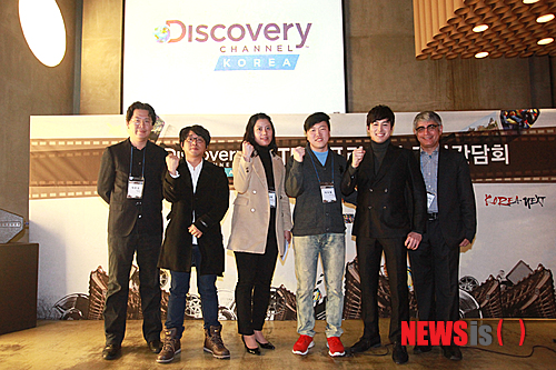 【서울=뉴시스】이예슬 기자 = 세계적인 논픽션 미디어인 디스커버리 채널이 '한국의 미래'를 주제로 제작한 다큐멘터리를 세계에 방송한다.&nbsp; 한류열풍의 본질을 조명하는 '한류우드를 찾아서', 만신 김금화(81)의 이야기를 통해 전통 굿을 보존하려는 노력을 담은 '바다의 만신', 조선왕조 500년 역사를 응축한 궁중 음식을 복원하는 '수라상의 귀환', 한의학과 뷰티산업의 접점을 찾아내는 '새로운 세대의 의학', IT 강국 한국의 현재와 미래를 들여다보는 'IT의 나라'가 각국 시청자들을 찾아간다.&nbsp; 논픽션 감독들이 자국의 문화와 사람들에 대한 이야기를 세계에 알릴 수 있는 기회를 제공하는 디스커버리채널 FTFM(First Time Filmmakers) 프로젝트의 하나다. 호주, 영국, 남아프리카, 독일, 네덜란드, 동남아시아, 중국 등이 이 프로젝트로 재조명됐다.&nbsp; 디스커버리채널과 CMB가 연계했다. 4월부터 예선을 치러 신진 영화감독 5명을 선발했다. 식상한 '관광 한국'의 모습이 아닌 다채로운 '문화 강국'의 잠재력을 30분에 담았다.&nbsp; 디스커버리 네트웍스 아시아태평양 프로덕션 비크람 샤나 부사장은 "다섯편의 에피소드 감동 스토리, 다섯 달에 걸친 보물 같은 여정이었다"며 "다큐 제작과정이 쉽지는 않았기에 한의 정서를 키운 것 같다. 하지만 한을 넘어 정으로 이어지는 느낌을 받았다"고 말했다.&nbsp; "지난 10년 동안 아시아에서 진행한 FTFM 프로젝트 중 최고의 작품인 것 같다"며 "한국의 아름다운 자연, 전통, 문화, 축제, 라이프 스타일, 종교, 방송산업 등을 통해 한국을 알릴 것"이라고 전했다.&nbsp; '한류우드를 찾아서'는 미국에서 자라난 한국계 배우 션 리처드(28)의 감독 데뷔작이다. 한국인 어머니를 둔 그가 찾아낸 '한류열풍의 비밀'을 담았다. 한국 영화, 드라마, 가요의 본질을 감독, 배우, 가수 인터뷰로 알아본다. K팝 아이돌그룹의 탄생과 연습 과정, 한국 TV드라마의 제작과정을 심층 취재하면서 오늘의 한류를 만든 원동력을 파악하고 비판도 했다.&nbsp; 리처드는 "한국 엔터테인먼트 분야에서 활동하는 사람으로서 많은 외국 팬들이 한국의 콘텐츠에 흥미를 가지는 이유가 궁금했다"며 "다큐멘터리는 이런 질문을 해결해주는 통로가 됐다"고 밝혔다. "그룹 '슈퍼주니어'의 최시원, 탤런트 한채영, 가수 윤미래와 타이거JK 등 많은 연예인들이 이러한 궁금증에 답해줬다."&nbsp; '바다의 만신'은 지난 6월 중요무형문화재 김금화 만신이 서해안 배연신굿을 보존하기 위해 노력하는 과정을 기록한 작품이다. 여든이 넘은 김 만신이 굿을 성사시키기까지 난관을 헤쳐나가는 모습과 다채로운 볼거리를 대조적으로 제시하며 전통적 가치의 현재를 묻는다.&nbsp; 박찬경(47) 감독은 "배연신굿은 인천 부근에서 과거 어부들의 안전과 만선을 기원하기 위해 배 위에서 행해진 대규모 공동체 굿"이라며 "전통을 보존하기 위해 매년 힙겹게 굿을 이끌어온 김금화 만신의 이야기를 담았다"고 설명했다.&nbsp; '수라상의 귀환'은 조선 궁중음식의 부활을 꿈꾸는 박미숙 셰프의 이야기다. 궁중음식 기능이수자인 박씨는 오방색과 오미를 담아 음양오행의 동양철학을 표현한 궁중음식을 대중화하기 위해 노력하고 있다. 농사를 지어 식자재를 공급해주는 남편과 제자들의 도움으로 고문서를 연구하며 궁중음식을 복원 중이다.&nbsp; 김승희(34) 감독은 "박 선생님은 '궁중요리는 마라톤과 같은 것'이라며 30년 동안 한 발자국 한 발자국 내딛어 여기까지 온 분"이라며 "작품에는 결승점을 향해 분투하는 주인공의 노력과 열정을 담았다"고 소개했다.&nbsp; '새로운 세대의 의학'은 5000년 역사를 지닌 한의학을 조명하며 한의학을 바탕으로 개발한 미용법을 알린다. 거머리를 활용해 피부의 독소를 제거하거나 현대 과학의 힘으로 환자의 체질을 분류하고 그에 맞는 한약재와 전통 한의학 기법을 활용해 여성들의 체중감량을 돕는 식이다. 전통의학이 어떻게 현대 여성들의 아름다움에 기여하는지 탐색해 보는 시간이다.&nbsp; 오석훈(34) 감독은 "외국인 관광객들은 의류와 화장품 등을 구입하기 위해 명동에 몰려든다. 이들 중 한의학을 바탕으로 한 시술에 관심을 갖는 관광객들이 많다는 것에 착안했다"고 귀띔했다. "한의학을 떠올리면 고루하거나 진부하다는 고정관념이 있었는데 취재하면서 굉장히 과학적인 학문이라는 것을 알게 됐다"며 "21세기 첨단시대에 한의학이 이렇게 중요한 역할을 하고 있다는 것이 놀라웠고 더 깊이 들여다보게 됐다"고 전했다.&nbsp; 인터넷 강국 한국의 모습을 보여주는 'IT 나라'는 한국의 어떤 사회 구조와 문화가 IT기술을 혁신하게 하고 새로운 것에 적응하게 하는지 파헤쳤다. 정부 연구소, 기업, 한국인들의 '얼리어답터 문화' 등이 복합적인 작용을 한다고 본다. 앞으로 인간이 어떻게 기술과 삶을 올바르게 융합할 것인지 생각해 볼 수 있다.&nbsp; 이다윗 감독은 "우리는 90년대부터 지하철에서 휴대폰 통화가 가능했는데 얼마 전 '뉴욕 지하철에서도 드디어 휴대폰을 사용할 수 있게 됐다'는 기사를 보고 놀랐다. 2008년 미국 버락 오바마 대통령이 인터넷 기술에 힘입어 대통령에 당선됐는데 이러한 현상은 벌써 2000년대 초반 우리 정치가 먼저 겪었다"며 한국의 IT 강국으로서의 면모를 짚었다. "정부 연구소와 경찰청 사이버수사대 등에서 근무하는 다양한 전문가들은 인간들의 소통을 원활하게 해 주는 역할을 하는 것이 IT기술이 나아가야 할 방향이라고 입을 모았다"고 전했다.&nbsp; 12월15일 밤 10시 '한류우드를 찾아서'를 시작으로 5주 동안 토요일 밤 10시('바다의 만신'과 '새로운 세대의 의학'은 밤 10시30분)에 방송된다.&nbsp; ashley85@newsis.com