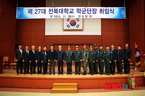 【전주=뉴시스】김운협 기자 = 28일 황호현 신임 전북대학교 학군단장이 대학내 진수당에서 취임식을 갖고 기념촬영을 하고 있다. (사진=전북대학교 제공)&nbsp; photo@newsis.com