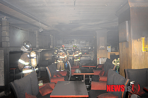 【울산=뉴시스】장지승 기자 = 28일 오후 10시36분께 울산 중구 성남동의 모 주점에서 불이 나 출동한 소방대원들이 화재를 진화하고 있다. 화재가 난 건물은 지상 8층, 지하 1층 건물로 지하층 약 265㎡이 불에 탔으며 종업원 전모(25)씨가 불을 끄는 과정에서 다리와 손등에 2도 화상을 입었다.(사진=울산소방본부 제공)&nbsp; jjs@newsis.com