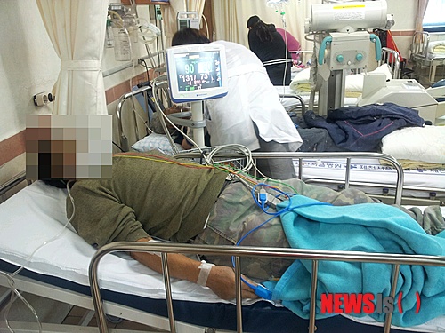 【제천=뉴시스】이병찬 기자 = 29일 오전 10시12분께 충북 제천시 신월동 모 대학 기숙사 신축 공사장에서 인부 7명이 간식을 먹은 뒤 집단 구토 증세를 보여 제천 한 병원 응급실에서 치료를 받고 있다. bclee@newsis.com