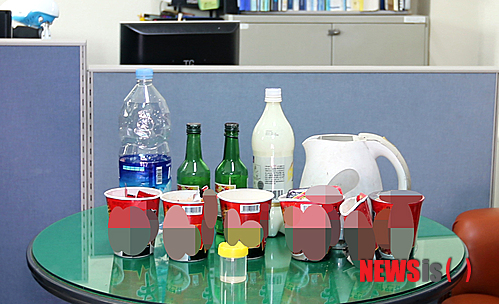 【제천=뉴시스】이병찬 기자 = 29일 오전 충북 제천의 한 공사현장 인부들이 콘크리트 타설용 부동액(방동액)을 물로 오인하고 섭취해 7명이 병원에서 치료를 받고 있다. 사진은 인부들이 먹은 컵라면과 부동액이 들어있던 페트병.&nbsp; bclee@newsis.com